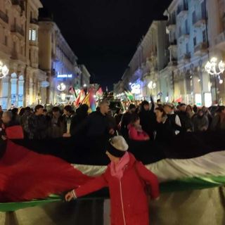 Anche a Cuneo manifestanti in piazza a sostegno della Global Sumud Flotilla [VIDEO]