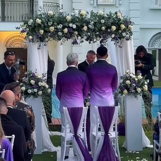 Lo stilista cuneese Alviero Martini si sposa (in viola) a 75 anni con William de Souza [VIDEO]