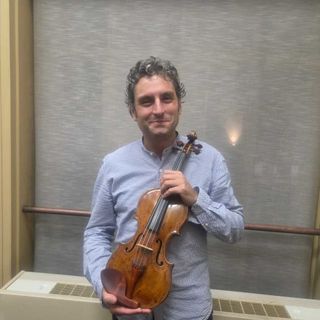 Il violinista che riempie i teatri in Giappone con un violino del 1690 costruito a Saluzzo [INTERVISTA]