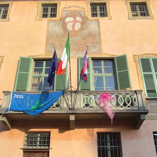 Cherasco si tinge di rosa: il Municipio con il fiocco per la prevenzione del tumore al seno Cherasco si tinge di rosa: il Municipio con il fiocco per la prevenzione del tumore al seno