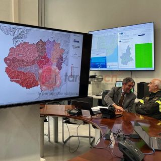 Immagine di un in contro sul sistema di protezione Civile, con il Prefetto e l'allora comandante dei vigili del fuoco