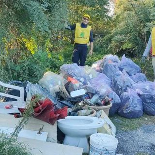 Legambiente ripulisce il Ponte Carlo Alberto di Pollenzo: raccolti 25 sacchi di rifiuti, un bidet e i resti di un furgone nel Tanaro