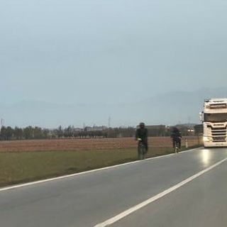 I “migranti della frutta” percorrono le strade diretti verso campi e aziende: un tragitto spesso rischioso tra auto e mezzi pesanti