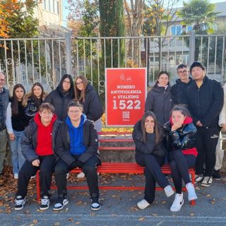 In foto la panchina rossa inaugurata ai Salesiani di Bra, simbolo del 25 novembre e della lotta alla violenza di genere