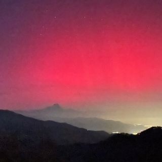 Spettacolo nel cielo della Granda: aurora boreale visibile da Vernante con il Monviso sullo sfondo
