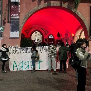 Corteo pro-Palestina sotto il Comune di Alba: tensioni durante la seduta del Consiglio: "La democrazia richiede rispetto"