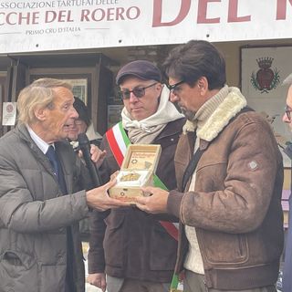 Monteu Roero ha premiato Valerio Staffelli col Tartufo Bianco d'Alba "Rocche del Roero" [VIDEO E FOTO]