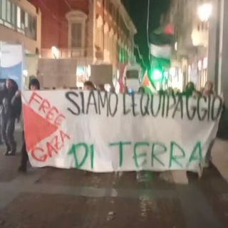 Un momento del corteo Un momento del corteo