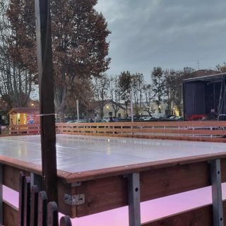 Natale arriva in anticipo a Bra: oggi si inaugura la pista di pattinaggio
