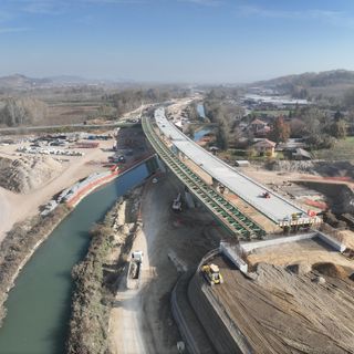 L'immagine del varo dell'ultimo ponte lo scorso novembre in vista del completamento dell'autostrada Asti-Cuneo e sua apertura integrale
