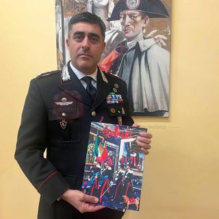 Il colonnello Marco Piras con il calendario 2026
