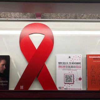 Giornata contro la violenza sulle donne: Dogliani si illumina di rosso per tutto novembre