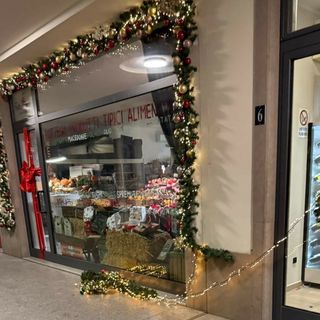 La vetrina vandalizzata