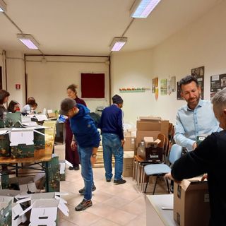 Ieri si è mossa la "macchina" della solidarietà con la preparazione dei pacchi