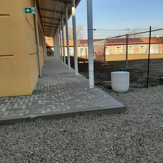 Gli scalini e la ghiaia della nuova palestra al centro delle critiche del consigliere Domenico Boeri Gli scalini e la ghiaia della nuova palestra al centro delle critiche del consigliere Domenico Boeri