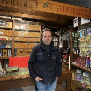 Chiude l'Antica Coltelleria Broard di Pinerolo: il titolare si reinventa e apre il museo dell'ultimo arrotino a Pontechianale