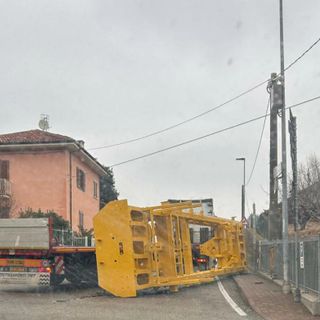 Barolo, tir perde un carico metallico alla rotonda: viabilità rallentata per un’ora