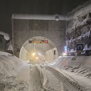 Il tunnel chiuso per neve Il tunnel chiuso per neve