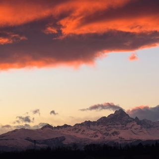 Tramonto infuocato sul Monviso, nella serata di sabato