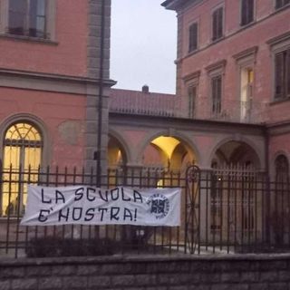 Gli striscioni sulla scuola di Alba