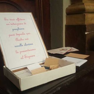 La scatola delle intenzioni di preghiera nella chiesa delle Clarisse, a Bra