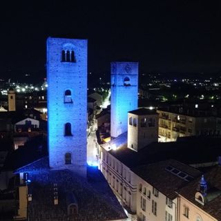 Le torri medievali albesi illuminate di blu