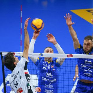 Orioli attacca sul muro di Cuneo, Padova vince al tie break (Foto Bramardi e Giraudo)