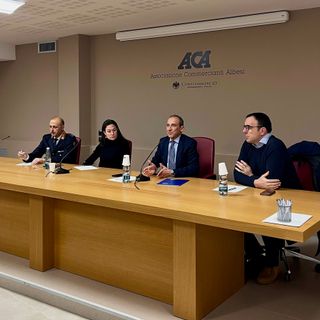 Il comandante della Polizia municipale Antonio Di Ciancia, la vice presidente ACA Chiara Paglieri, il responsabile Marketing del Territorio ACA Marco Scuderi, l’assessore albese alla Sicurezza Davide Tibaldi