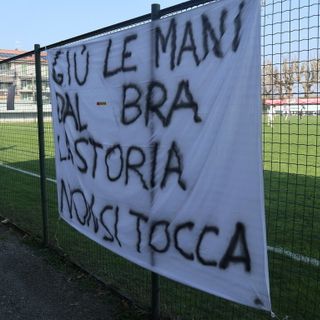 Lo striscione di Gioventù Giallorossa contro la fusione del Bra con l'Albese alla sfida di Eccellenza di domenica 8 marzo tra Cheraschese e Albese