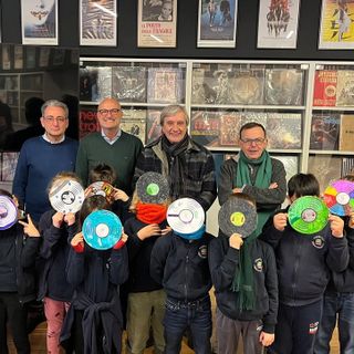L'Associazione Alec porta la cultura del vinile nelle scuole: musica, arte e storia si incontrano attraverso le copertine dei dischi