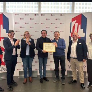 L'editore Claudio Rosso e alcune tra le voci e le figure di riferimento dell'emittente albese premiate in Regione dal governatore Alberto Cirio