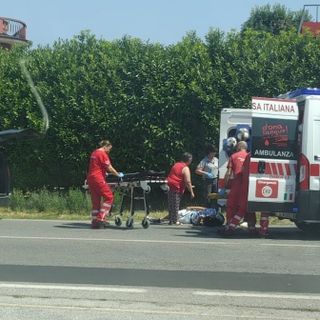 Cuneo, cade dallo scooter in corso Francia dopo una frenata improvvisa: trasportato in ospedale