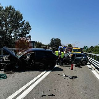 Frontale tra due auto sulla Statale 28 tra Fossano e Trinità: cinque feriti