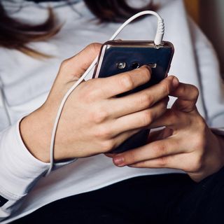 Smartphone e adolescenti, il dottor Gonella: "Il cellulare non è la causa unica del mancato dialogo tra genitori e figli. A volte è l'opposto"