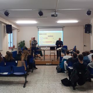 Nelle scuole per parlare di sicurezza stradale: la "missione" dell'ex vigile del fuoco Valter Aimar Nelle scuole per parlare di sicurezza stradale: la "missione" dell'ex vigile del fuoco Valter Aimar