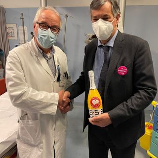 "Grazie per il vostro lavoro": il messaggio dell'assessore alla Sanità su 1500 bottiglie di vino