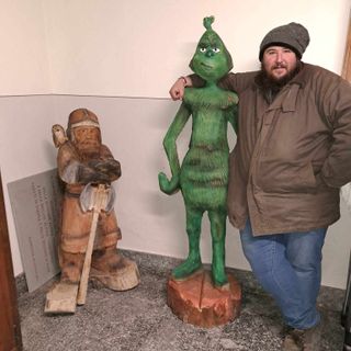 A Farigliano è arrivato il Grinch, scolpito da Barba Brisiu