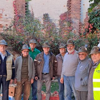 Un gruppo di Penne Nere braidesi con al centro il capogruppo Tino Genta, impegnato nella castagnata