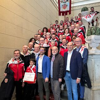 Anche in Comune la festa per i cinquant'anni del gruppo Sbandieratori e Musici della Città di Alba Anche in Comune la festa per i cinquant'anni del gruppo Sbandieratori e Musici della Città di Alba