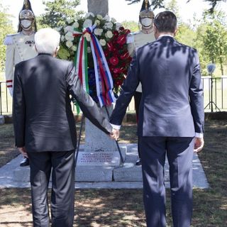 Gesto storico, il presidente Mattarella e il presidente sloveno Pahor mano nella mano davanti alla foiba di Basovizza