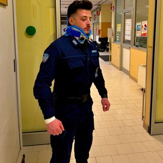 Uno degli agenti aggrediti nello scatto con cui il sindacato UilPa ha ritenuto di accompagnare la propria denuncia Uno degli agenti aggrediti nello scatto con cui il sindacato UilPa ha ritenuto di accompagnare la propria denuncia