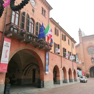 Il municipio albese (archivio)