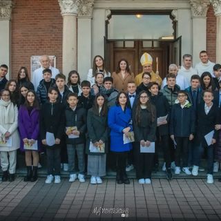 Il gruppo dei cresimati presso la parrocchia albese della Moretta (Ph. Mauro Gallo Foto, Alba)