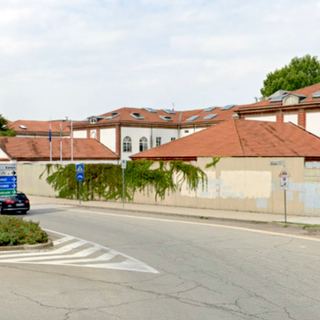 Nel tratto iniziale di corso Europa il muro che costeggia l'ex caserma Govone