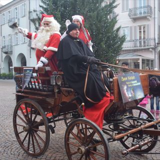 Alcuni momenti dell'intenso pomeriggio vissuto ieri ad Alba con l'apertura delle manifestazioni di Natale
