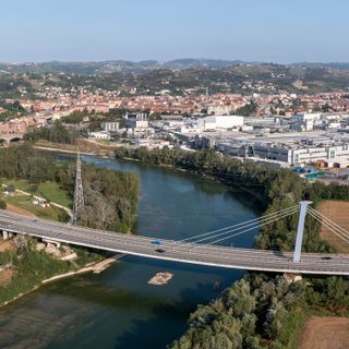 Una veduta di Alba e dei suoi ponti