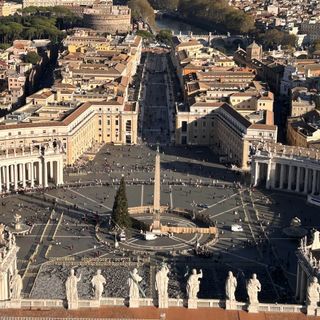 Al centro di piazza San Pietro l'abete donato dal piccolo comune della Granda, qui in uno scatto precedente al suo allestimento. Domani pomeriggio l'attesa accensione