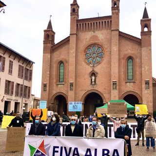Un momento della manifestazione organizzata ad Alba il 14 novembre scorso con, da sinistra: il responsabile Marketing del Territorio Aca Marco Scuderi, la referente Fiva per i mercati albesi Manuela Songia, il presidente regionale Fiva Battista Marolo, il referente Fiva Alba Sergio Coraglia, il presidente Aca Giuliano Viglione