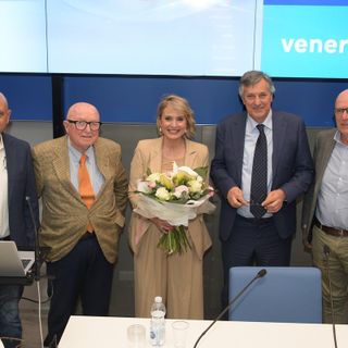 La professoressa Antonella Viola all'auditorium di Verduno. Con lei il presidente e il direttore della Fondazione Ospedale Alba Bra, Bruno Ceretto e Luciano Scalise, l'assessore regionale Luigi Genesio Icardi e il direttore generale dell'Asl Cn2 Massimo Veglio