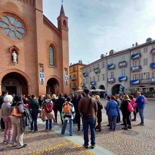 Turisti in piazza Duomo ad Alba